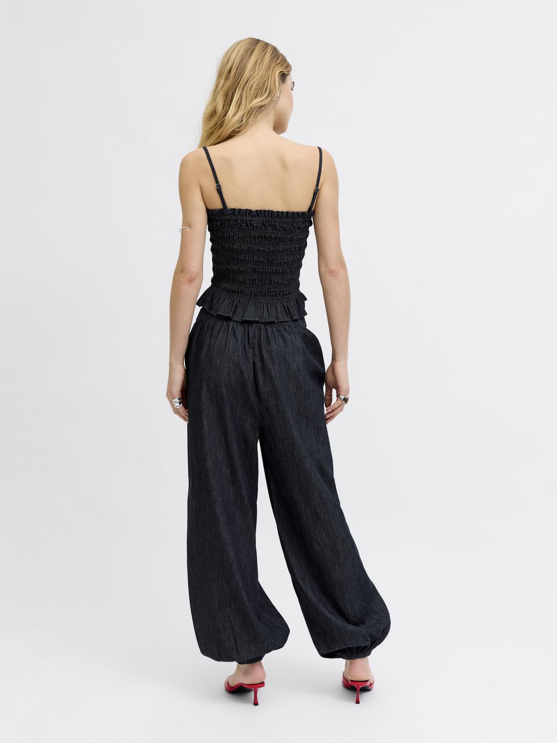 model_shot-back